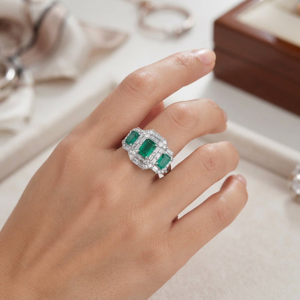 SORTIJA EN ORO BLANCO 18KT CON ESMERALDAS Y DIAMANTES