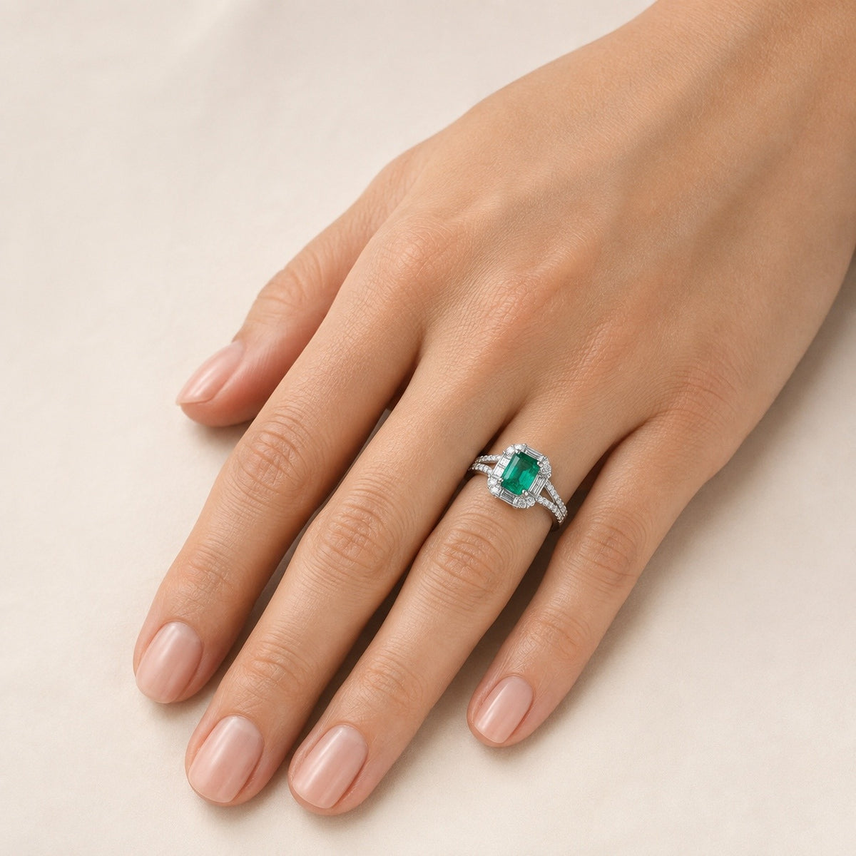 SORTIJA EN ORO BLANCO 18KT CON ESMERALDA Y DIAMANTE