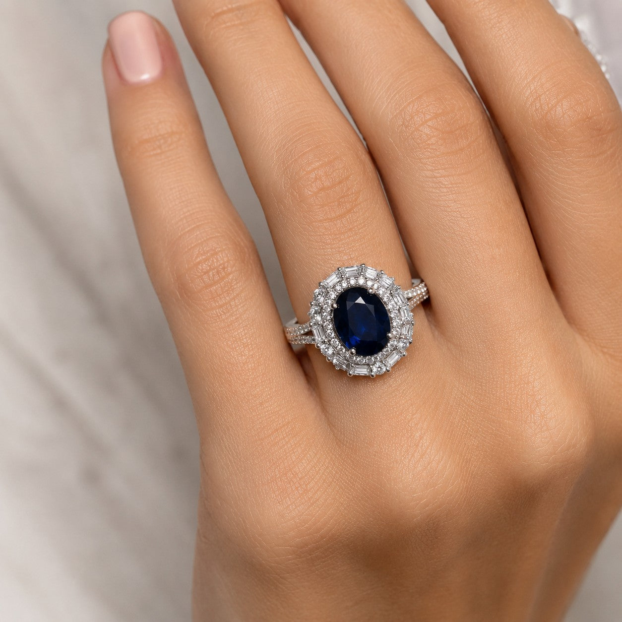 SORTIJA ORO BLANCO 18KT CON ZAFIRO AZUL Y BRILLANTES