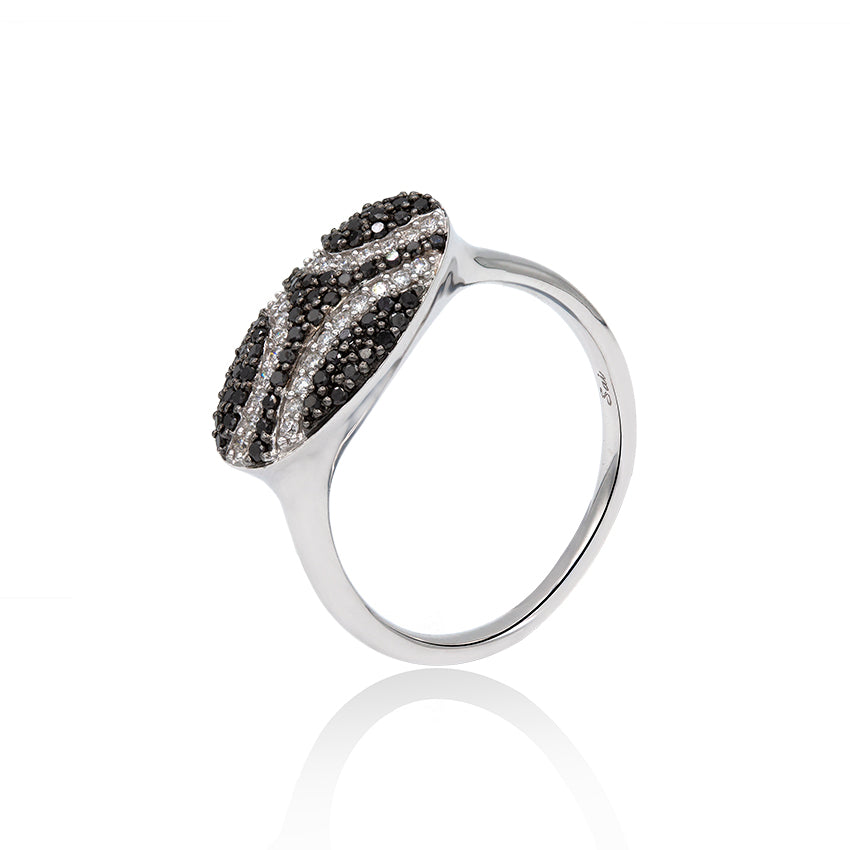 Oval Ring in 18k White Gold with Black Diamonds